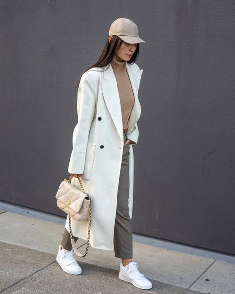 How to wear a white coat White Trench Coat Outfit Women, Off White Coat Outfit, White Long Coat Outfit, Long Cream Coat Outfit, White Coat Outfit Winter, Long White Coat Outfit, White Wool Coat Outfit, White Trench Coat Outfit, Long Trench Coat Outfit