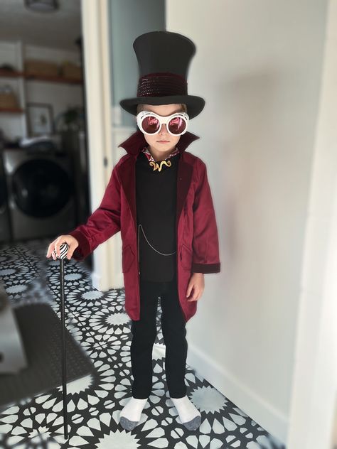 Wonka costume Willy Wonka Disfraz, Willie Wonka Costume, Wonka Costume, Fun Halloween Party Food, Willy Wonka Costume, Book Character Day, Amazing Halloween Costumes, Book Week Costume, Baby Ootd