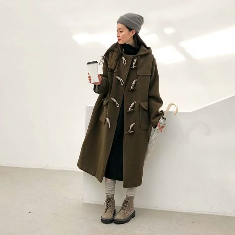 Duffle Coat Outfit Women, Duffle Coat Outfit, Duffle Coat Women, Tomboy Look, Duffel Coat, Fashion Blogs, Coat Outfit, Duffle Coat, Coat Outfits