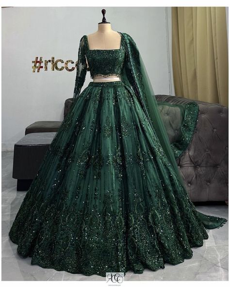 Green Lehenga For Mehndi, Green Lahanga, Green Lehenga Bridal, Green Wedding Lehenga, Green Bridal Lehenga, Lehenga Designs Latest, Best Indian Wedding Dresses, Indian Bridesmaid Dresses, Bridal Lehenga Designs