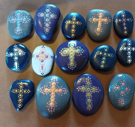 Dot Painting On Rocks, Mandela Rock Painting, Painted Bricks Crafts, Painted Stepping Stones, Brick Crafts, Rock Painting Supplies, Easter Paintings, Inspirational Rocks, Mandala Painted Rocks