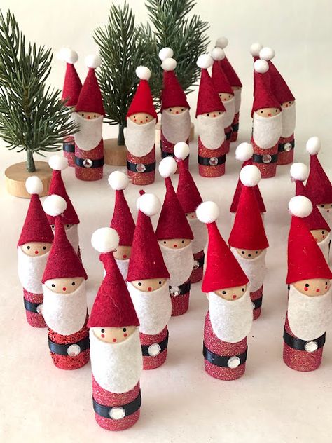 Santa Peg People, Santa Peg Doll, Christmas Peg Dolls, Clothespin Ornaments, Clothespin Crafts Christmas, Clothespin Crafts, Inexpensive Crafts, Wood Peg Dolls, Bazaar Crafts