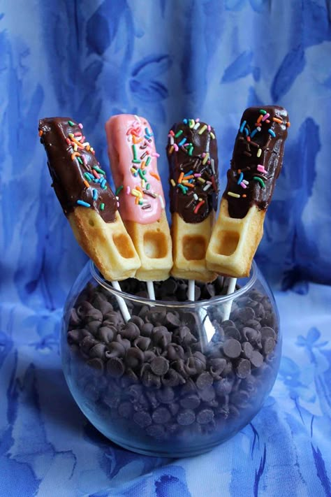 Waffle Pops Sticks, Waffles Ideas Creative, Waffle Sticks Ideas, Waffle Decoration Ideas, Fancy Waffles, Waffle Stick, Diy Waffles, Waffle Pops, Waffle Sticks