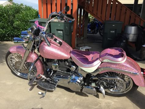 Pink Motorbike Aesthetic, Moter Cycle Aesthetic Pink, Pretty Motorcycles, Pink And White Motorcycle, Pink Motorbike, Moter Cycle Pink, Cute Motorcycle, Pink Motorcycle, Blue Motorcycle