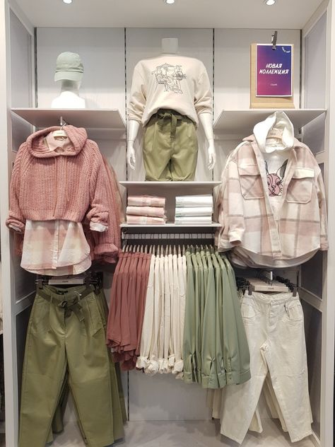 Visual Merchandising Displays Clothing, Boutique Clothing Store Design, Visual Merchandising Fashion, Mobile Shop Design, Clothing Store Displays, Retail Store Interior Design, Clothing Store Interior, Fashion Displays, Clothing Store Design