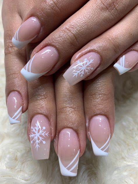 Nails Ideas For Christmas New Years, Festive White Nails, White Festive Nails, Birthday And Christmas Nails, Christmas Design For Nails, White Simple Christmas Nails, French Art Nails, December Nail Ideas Coffin, Red And White Winter Nails