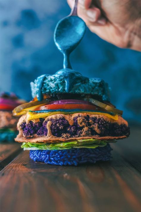 Mermaid Cauliflower Rice Burger Recipe (you can use normal burger buns if you prefer)! Rice Burger Recipe, Butterfly Pea Powder, Rice Burger, Cauliflower Burger, Mermaid Purple, Purple Cauliflower, Colorful Food, Blue Spirulina, Rainbow Food