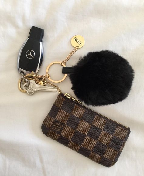 Key Inspo Aesthetic, Luxury Keychain Aesthetic, Cute Car Keys Keychains Ideas, Aesthetic Car Keys, Car Keychain Aesthetic, Car Keys Keychain Ideas, Car Keys Aesthetic, Lv Keychain, Keys Aesthetic