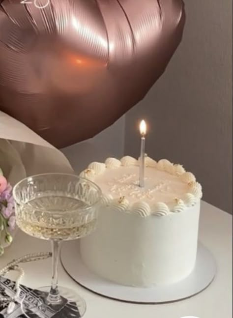 White Minimal Cake, Minimal Birthday Cake, Beige Cake, Body Snatcher, Minimal Cake, White Birthday Cakes, 21st Cake, Birthday Aesthetic, Pastel Cakes