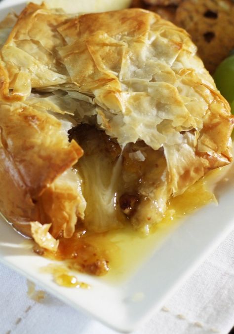 baked phyllo with fig jam Recipe Pie Crust, Baked Brie With Fig Jam, Brie With Fig Jam, Baked Brie Recipe, Phyllo Dough Recipes, Phyllo Recipes, Celebration Food, Bridge Night, Brie Appetizer