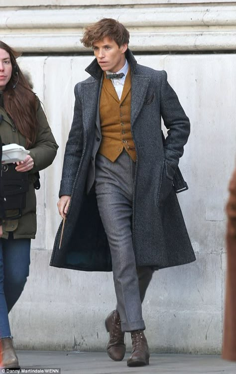 Newt Scamander Coat, Eddie Redmayne Fantastic Beasts, The Crimes Of Grindelwald, Fantastic Beasts 2, Stile Harry Potter, 19 November, Crimes Of Grindelwald, Foto Top, Harry Potter Cosplay