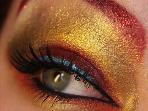 Super hero eye makeup. I loved the Hulk and Captain America ones! Superhero Makeup, Wonder Woman Halloween Costume, Iron Man Costume, Ironman Costume, Eyeliner Designs, Halloween Decor Diy, Avengers Superheroes, Crazy Eyes, Costumes For Teens