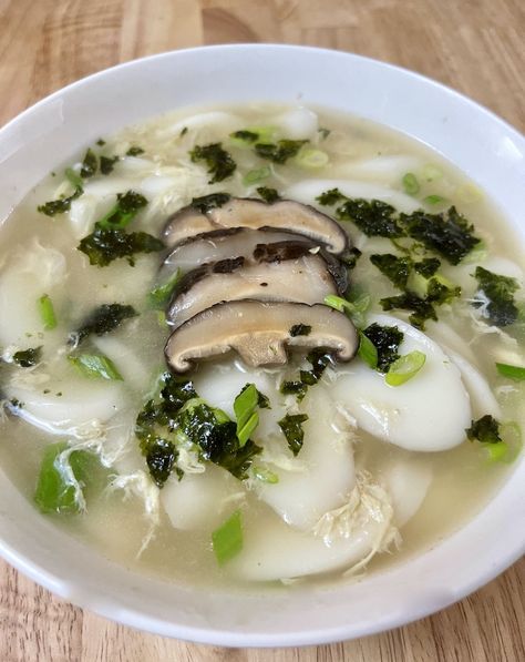 Rice Cake Soup Rice Cake Soup Recipe, Soup With Beef Broth, Korean Rice Cake Soup, Vegetarian Rice, Rice Cake Soup, Korean Soup, Korean Rice Cake, Mushroom Broth, Love Korean