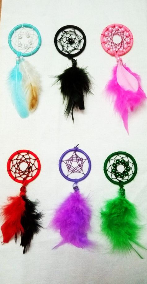 Dreamcatcher keychain Crochet Souvenirs, Dreamcatcher Keychain, Dream Catcher Keychain, Dreamcatcher Diy, Diy Dream Catcher Tutorial, Diy Projects To Make And Sell, Dream Catcher Patterns, Dream Catcher Tutorial, Crochet Dreamcatcher