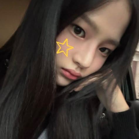 minji new jeans nwjns yellow star selca icon Cute Discord Nitro Pfp, Minji And Hanni, Kpop Selcas, Minji Icon, Minji New Jeans, Tunnel Of Love, Minji Newjeans, Newjeans Minji, Dyed Hair Inspiration