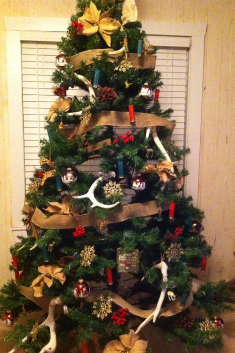 Man Cave Christmas Tree, Boy Christmas Tree, Christmas Porches, Theme Christmas Tree, Christmas Tree Idea, Cajun Christmas, Man Decor, Outdoors Man, Manly Decor