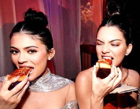 Eating Pizza, Sarah Hyland, Kristen Bell, Love Pizza, Kendall Jenner, Pizza, Celebrities, Stars, Pizzas