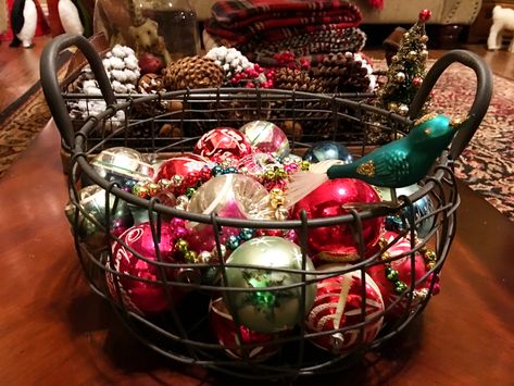 Add vintage ornaments to wire basket for simple, beautiful Christmas decor Wire Basket Christmas Decor, Basket Christmas Decor, Wire Basket Decor, Wire Egg Basket, Basket Christmas, Rustic Baskets, Christmas Background Images, Basket Decor, Advent Candles