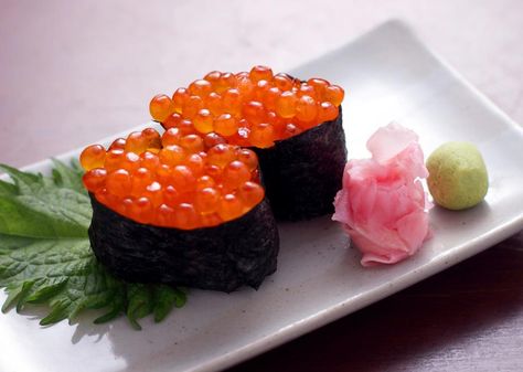 Ikura sushi, delicately prepared. Ikura Sushi, Sea Food, Rising Sun, Healthy Food, Seafood, Healthy Recipes, Fish, Fruit, Sun