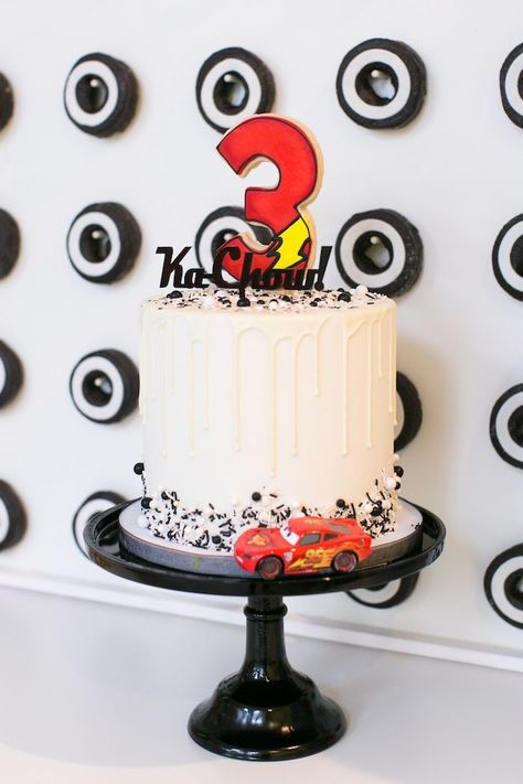 3 Birthday Party, Cars Birthday Party Ideas, Disney Cars Cake, Γενέθλια Mickey Mouse, Lightning Mcqueen Cake, Party Elements, Mcqueen Cake, Race Car Cakes, Cars Birthday Party