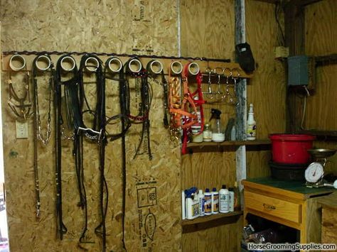 DIY Bridle Wall Rack Diy Horse Tack, Tack Room Organization, Horse Tack Rooms, Tack Box, Farm Diy, Barn Hacks, Diy Horse Barn, Barn Apartment, Horse Products