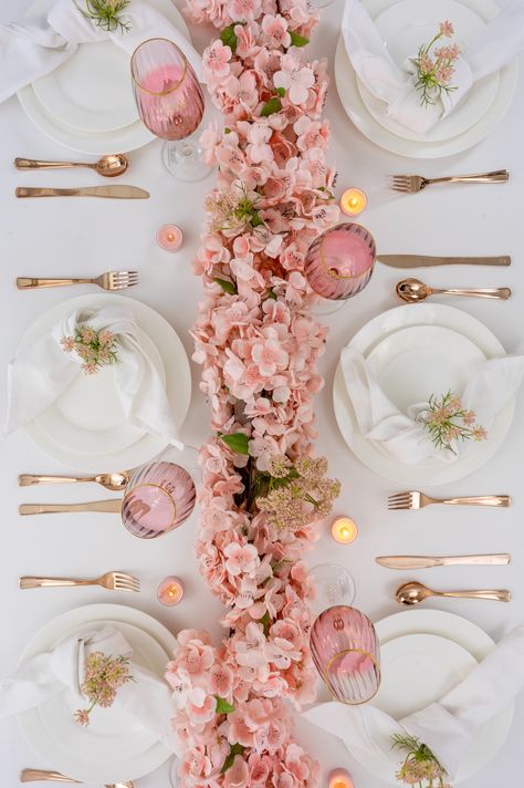 Fancy Brunch Decor, Posh Brunch Ideas, Pink Beach Theme Party, Adult Tea Party Decorations, Table Decorations For Birthday, Brunch Hosting, Tea Pic, Bridal Shower Tablescape, Galentines Brunch