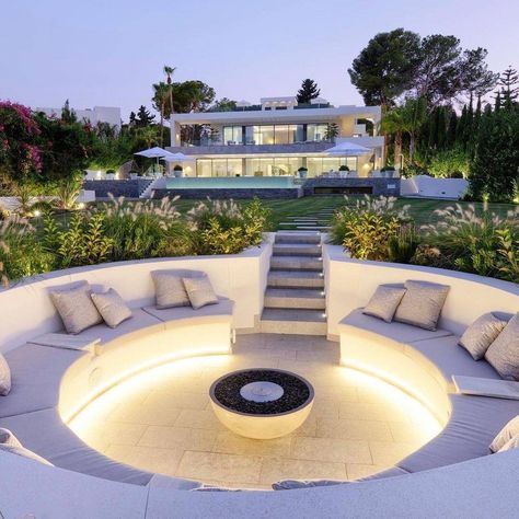 Unique Fire Pit Area Ideas for Entertaining and Enjoying Design Per Patio, Sunken Fire Pits, Modern Fire Pit, Patio Pergola, Patio Fire Pit, Fire Pit Area, Fire Pit Designs, Expensive Houses, Mansions Luxury