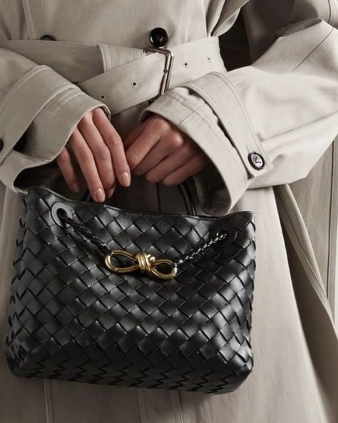 Bottega Veneta Aesthetic, Bottega Andiamo, Bottega Veneta Bag Outfit, Andiamo Bag, Bottega Veneta Bag Tote, Gift Ideas Minimalist, Bottega Veneta Andiamo, Winter Outfits Classy, Outfits Timeless