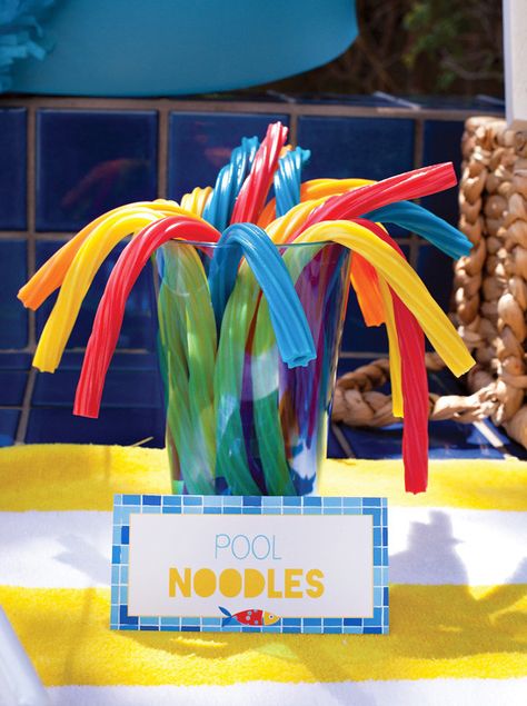 15 Super-cute snacks that will make your pool party a hit with the kids: Cute poolside snacks Tropisk Fest, Pool Party Snacks, Lila Party, Pool Party Food, Pool Party Kids, Splash Party, Beach Birthday Party, Luau Birthday Party, Fiesta Tropical