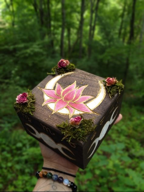 Painted Wooden Boxes Witchy, Paint Wood Box Ideas, Witch Boxes Painted, Crystal Box Painting Ideas, Witch Boxes Diy, Painting Box Ideas, Wooden Jewelry Box Painting Ideas, Decoupage Boxes Ideas, Wooden Box Decoration Ideas