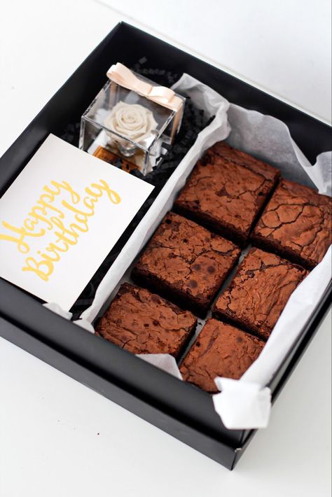 Brownie Hamper Ideas, Brownies Gift Packaging Ideas, Brownie Packaging Design, Brownies Packaging Ideas Boxes, Brownie Packaging Ideas, Brownies Decorados, Brownie Packaging, Bake Sale Packaging, Homemade Chocolate Pudding