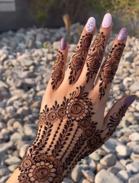 Henna Tattoo Kit, Front Mehndi Design, Cute Henna Designs, Mehndi Designs For Kids, Very Simple Mehndi Designs, Simple Mehndi Designs Fingers, Full Mehndi Designs, Engagement Mehndi Designs, Henna Art Designs