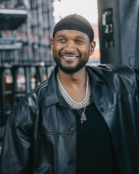 Usher Raymond, Kenny Chesney, Ear Candy, Lovers And Friends, Live Wallpapers, Music Industry, Cute Black, Celebrity Crush, Black Men