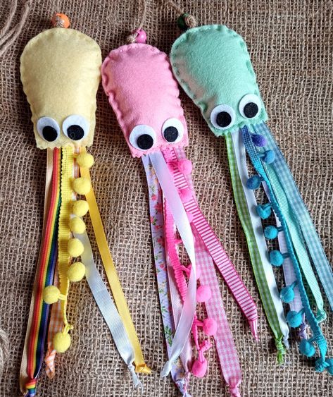 Handmade felt catnip toys Felt Toys Diy, Handmade Cat Toys, Camping With Cats, Homemade Cat Toys, Baby Octopus, Diy Cat Toys, Cute Sewing Projects, Animal Crafts For Kids, Catnip Toys