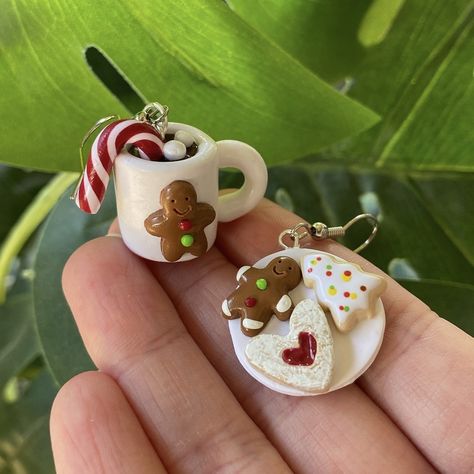 Hot Cocoa Care Package, Clay Christmas Cookies, Polymer Clay Christmas Cookies, Christmas Polymer Clay Charms, Christmas Earrings Aesthetic, Polymer Clay Christmas Gifts, Food Earrings Clay, Cute Christmas Earrings, Fimo Christmas Earrings