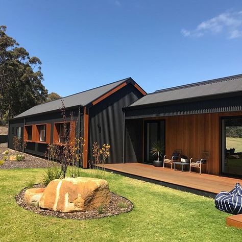 Stealth Projects (@stealthfarmhouse) • Instagram photos and videos Colorbond House, House Cladding, Shed Home, Shed House, Modern Barn House, House Facade, Modern Farmhouse Exterior, Shed Homes, Exterior Cladding