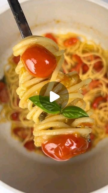 NewYork Italian on Instagram: "SPAGHETTI POMODORO
@joandbart
Is This for You ?

#SPAGHETTI #TOMATO #BASIL 

#favorite #Pasta" Spaghetti Tomato, Spaghetti Pomodoro, Tomato Spaghetti, Parmesan Spaghetti, Olive Oil Pasta, Cherry Tomato Pasta, Tomato Basil Sauce, Chef Cooking, Diet Guide