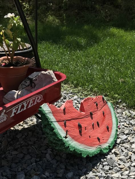 Quirky Outdoor Decor, Watermelon Diy Decorations, Summer Yard Decor, Watermelon Porch Decor, Diy Watermelon Decor, Watermelon Sculpture Easy, Watermelon Yard Decor, Watermelon Diy Crafts, Watermelon Wood Crafts