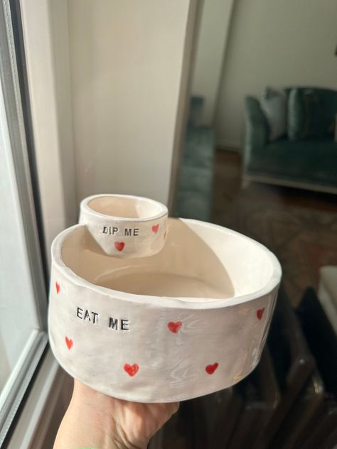 Eat me Dip me Chip and Dip Bowl - Etsy Italia Diy Ceramic Bowl, Chips Dip, Chip Bowl, Diy Pottery Painting, Diy Bowl, Chip And Dip Bowl, Chip And Dip, Clay Diy Projects, Eat Me