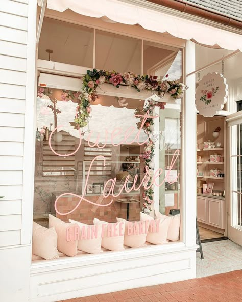 Boutique Bakery Design, Bakery Decor Ideas Design, Sweet Store Design, Flower And Bakery Shop, Store Front Display Ideas, Flower Shop Design Interiors, Cute Cafe Design, Bakery Ideas Interior, Flower Shop Interiors Design