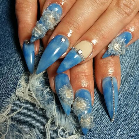 A good pair of jeans will never go out of style, especially when they're on a set of nails. Denim Colored Nails, Denim Nail Designs, Denim Nails Ideas, Denim Nails, Fly Nails, Manicure Designs, Natural Nail Art, Dope Nail Designs, Short Acrylic