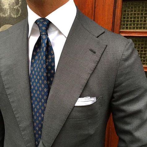 Terno Slim, Mens Fashion Classic, Paisley Tie, Fashion Suits For Men, Grey Tie, Suit Shirts, Gray Suit, Gentleman Style, Photo Instagram