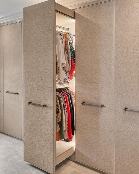 Rana / Interior coach on Instagram: “Deep pull out compartments allows for much more usage of space in a closet system .. and of course @laurahammett.interiors showing…” Room Design Modern, Dressing Table Design, Rustic Wall Sconces, Bedroom Closet Design, Closet System, Wardrobe Storage, Dressing Room Design, Diy Home Decor Easy, Closet Designs