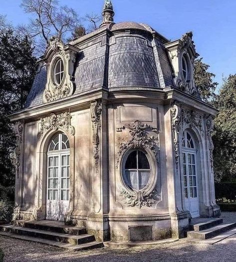 Cascading Plants, Chicago Water Tower, Hohenzollern Castle, Victorian Renovation, Timber Staircase, Milan Cathedral, Victorian Townhouse, Paris Architecture, Casas Coloniales