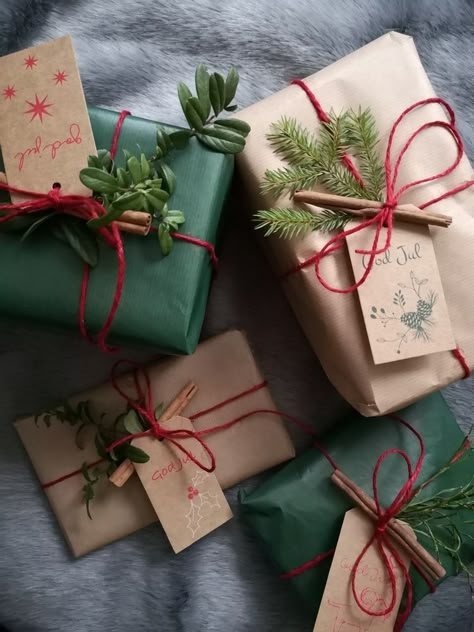 Cute Gift Wrapping Ideas, Christmas Gift Wrapping Diy, Xmas Gift Wrap, Christmas Gift Packaging, Gift Wrapping Techniques, Gift Wrapping Inspiration, Gift Wrapping Ideas, Gifts Wrapping Diy, Simple Gift Wrapping