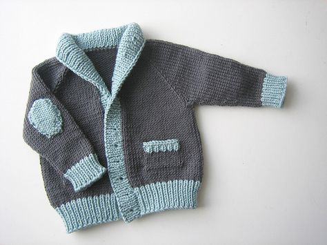 Knitting a baby sweater is the perfect way to learn all the sweater techniques that would be necessary to knit an adult sweater, in a fraction of the time, and with a hopelessly adorable result! Ou… Knitting Patterns Boys, Baby Boy Knitting Patterns, Baby Sweater Knitting Pattern, Baby Boy Knitting, Knit Baby Sweaters, Sweater Knitting, Haken Baby, Boys Sweaters, Baby Cardigan