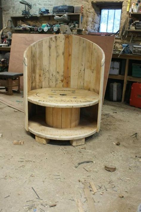 Outdoor cuddle chair                                                       … Spool Furniture, Pallet Furniture Plans, Koti Diy, Pallet Chair, Diy Projektit, Rustic Wood Furniture, Pallet Creations, Pallet Outdoor, Pallet Crafts