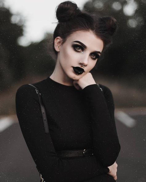 Ricky Aimee, Witch Beauty, True Winter Palette, Alt Hairstyles, People Embracing, Female Demon, Dark Beauty Fashion, Witch Hair, Goth Model