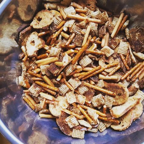 Homemade Gardetto's - CRAVINGS BY CHRISSY TEIGEN Gardettos Seasoning, Copycat Gardettos, Gardettos Rye Chips Recipe, Gardettos Recipe, Chrissy Teigen Recipes, Food Finger, Best Party Food, Snack Craving, Snack Mix Recipes