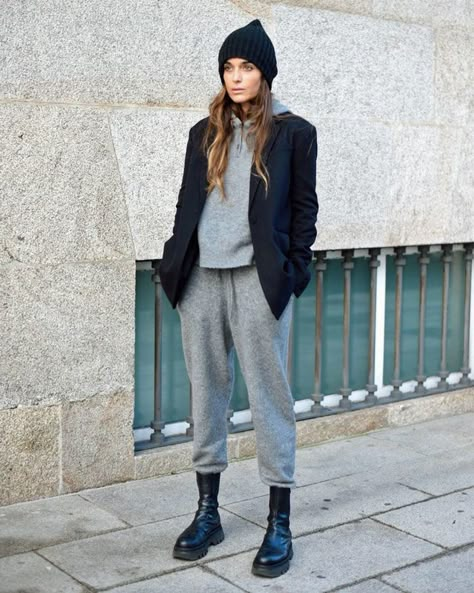 #INFLUENCERINSPO - brunettes have more fun Masculine Street Style Women, Grey Baggy Pants Outfit, 2025 Style, Combat Boot Outfits, Combat Boot Outfit, Cali Trip, Random Fashion, Autumn 2023, Beach Outfits